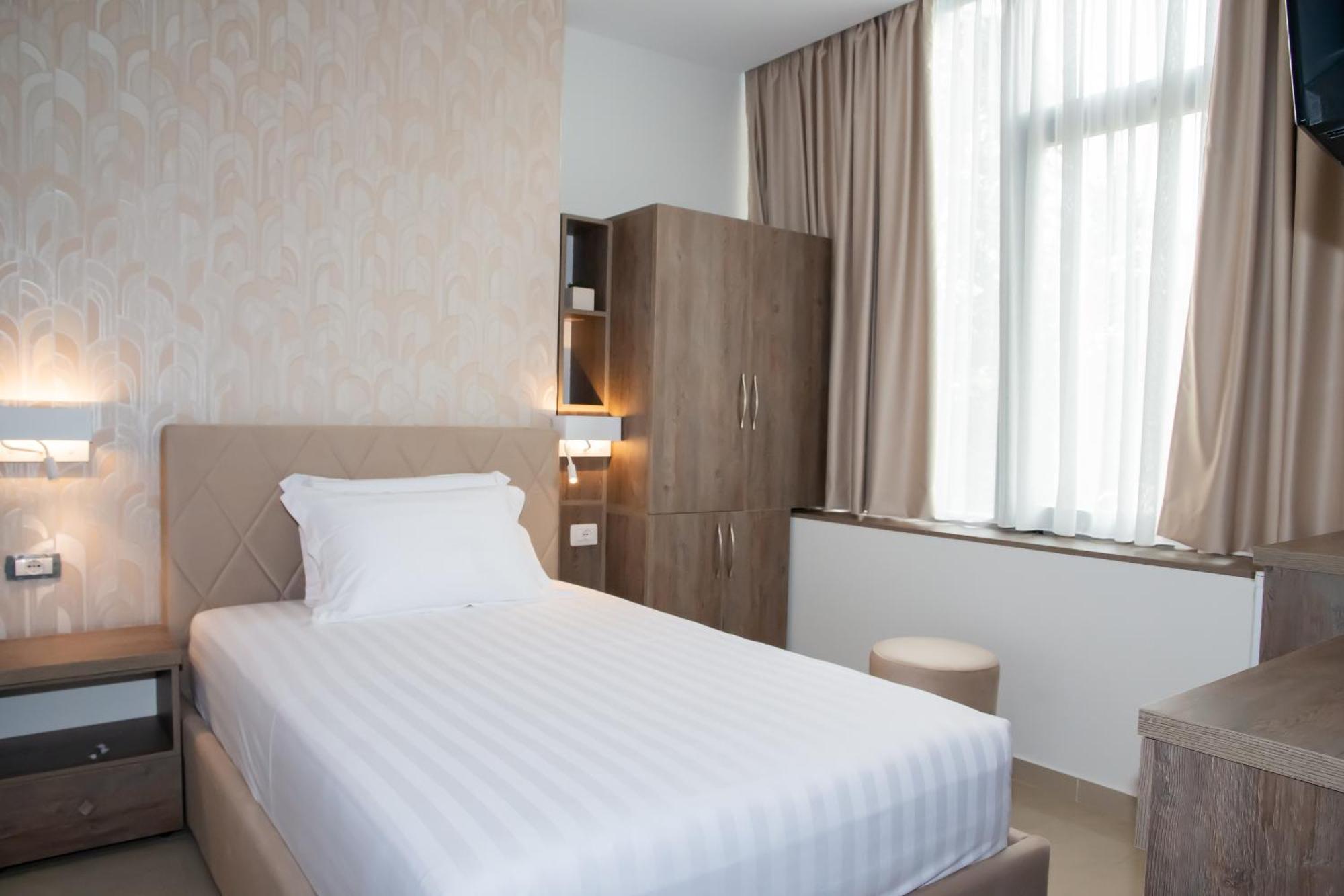 Alv Rent Rooms Vlore Exterior photo