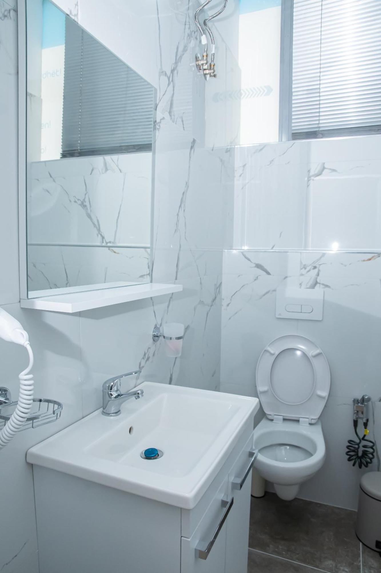Alv Rent Rooms Vlore Exterior photo