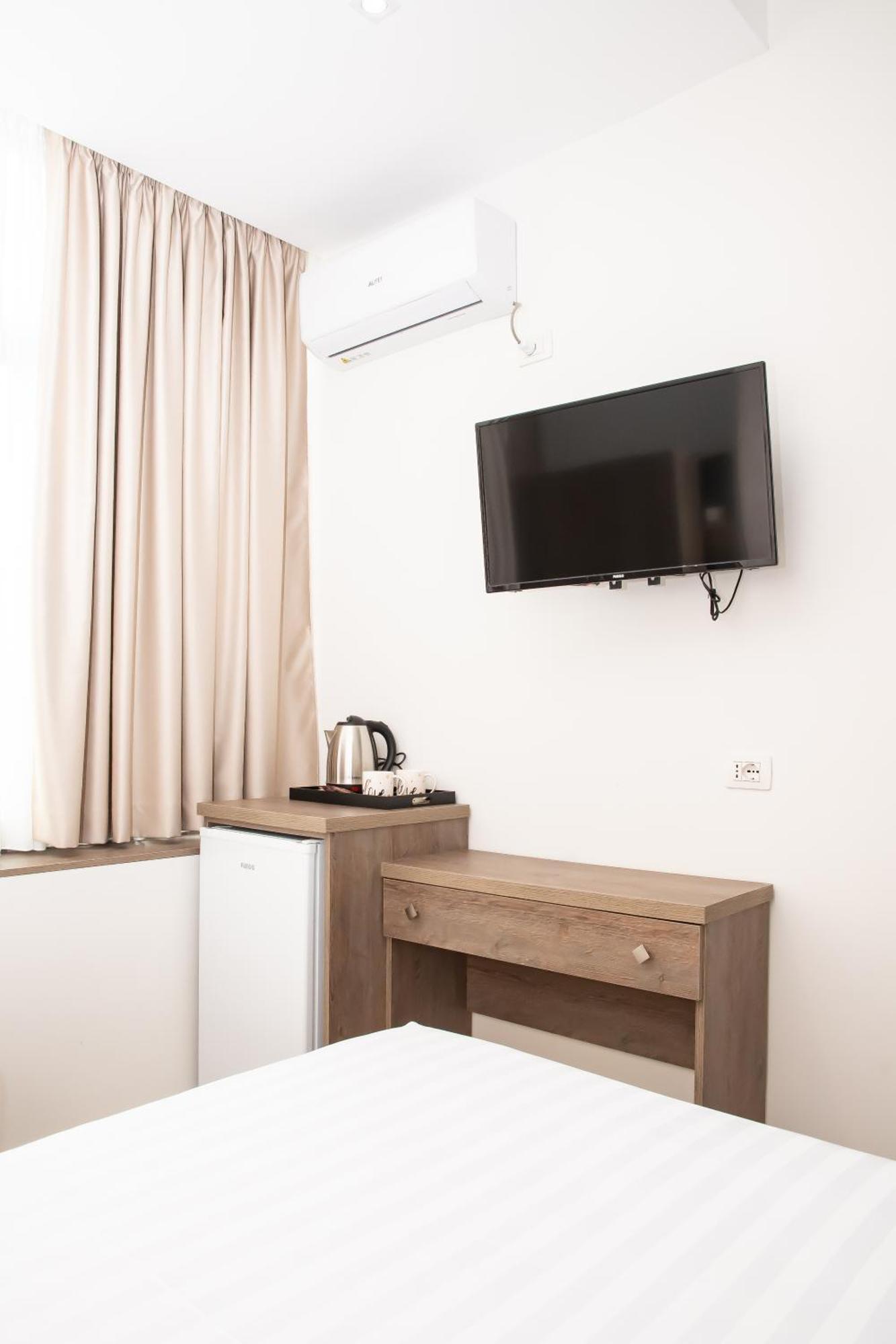 Alv Rent Rooms Vlore Exterior photo